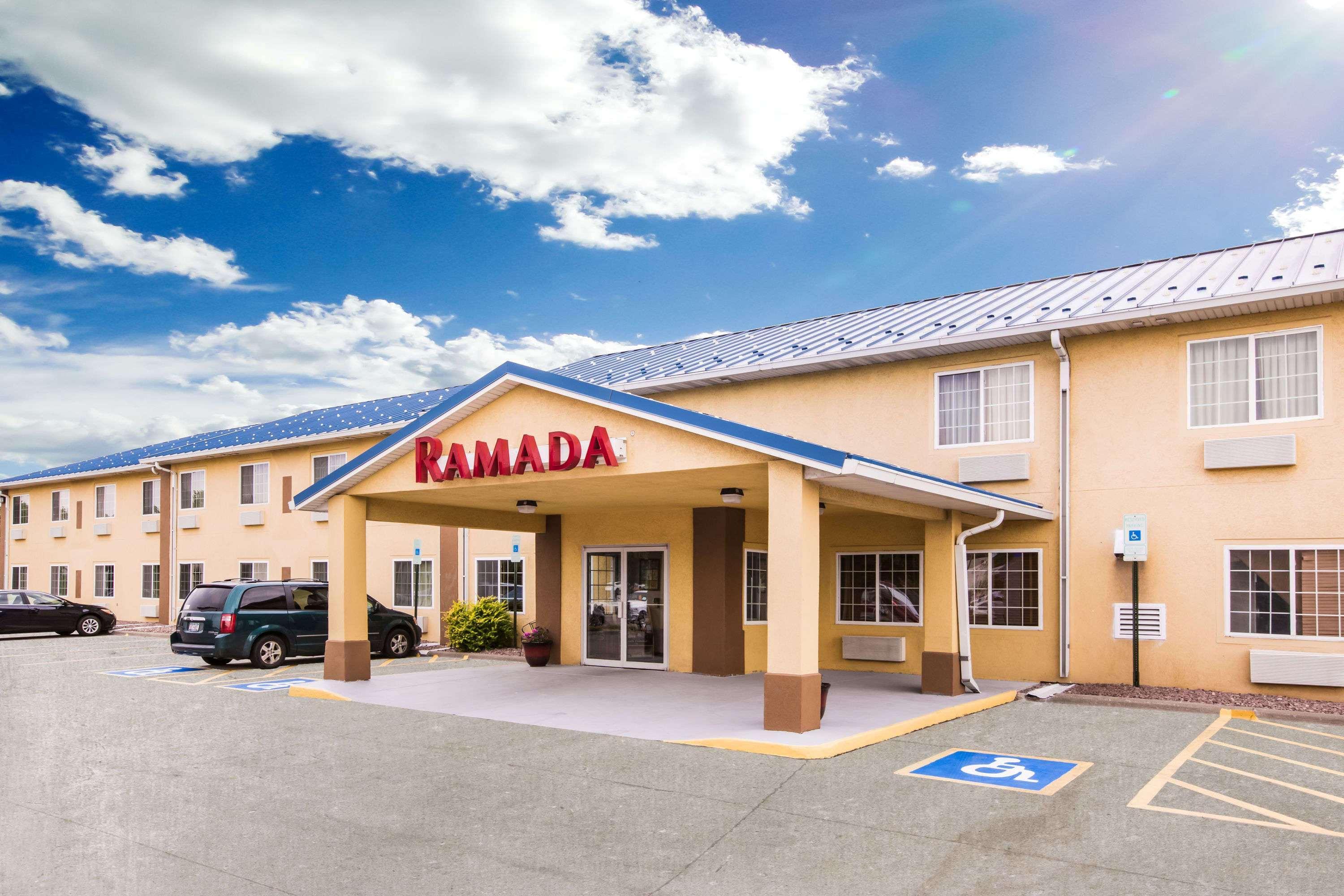 Ramada By Wyndham Sioux Falls Exterior photo